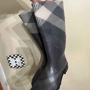 Burberry rain boots size 40